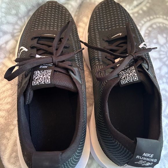 NEW Nike Interact Run Sneakers - Women’s size 11 - never worn! - Picture 6 of 10